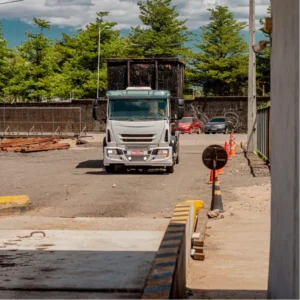Caminhão Transportando sucata - Sucata Aeroporto