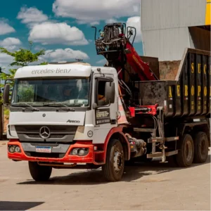 Caminhão com garra - Sucata Aeroporto