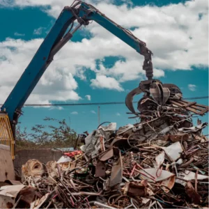 Guindaste movimentando sucata - Sucata Aeroporto