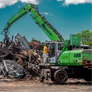 Guindaste transportando sucata ferrosa - Sucata Aeroporto